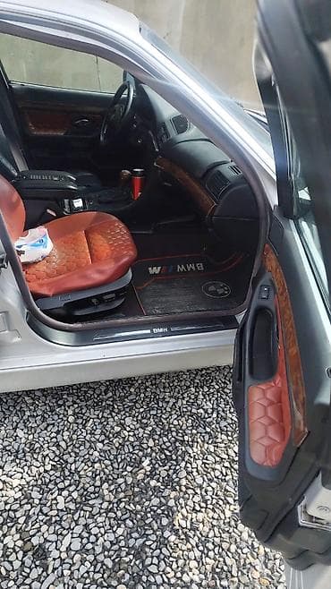 kreditle avtomobillerin satisi: BMW 7 Series sedan (E38) – gümüşü rəngdə, 4 qapılı, arxa ötürücülü — 3