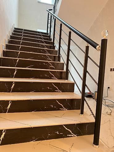 mermer moydadir: Qara mərmər naxışlı pilləkən və metal məhəccər sistemi - Material — 1