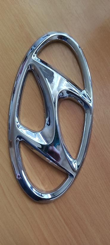 teker formula: Hyundai avtomobilləri üçün ön radiator barmaqlığı/kapot emblemi — 1