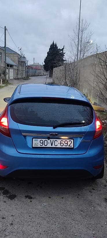 Ford Fiesta, mavi rəng, 5 qapılı hetçbek. Xüsusiyyətlər: - Avtomatik — 2