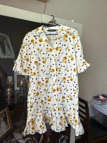 женские босоножки heeley: Ladyform markalı, ağ rəngdə, sarı çiçək və qara nöqtəli dizaynlı, qısa — 2