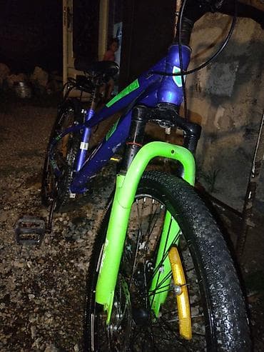 cross velosiped: Velosiped – dağ tipli, yüngül alüminium/kəskin xəttli gövdə. Rəng — 3