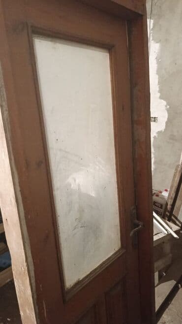 Taxta şüşəli qapı - Material: massiv taxta karkas, klassik panelli