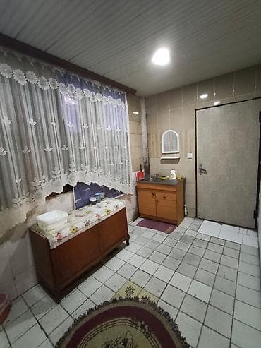 Kirayə otaqlar: 1 otaq 18 kv. mətbəx 7 kv, içində soyuducu, paltaryuyan maşın və — 4