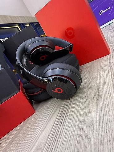 Beats Solo2 on-ear qulaqlıq Xüsusiyyətlər: - Kompakt, yığıla bilən