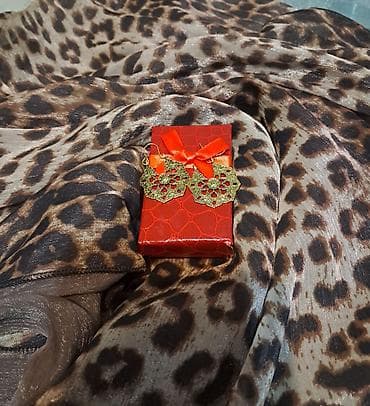 toy xoncasi: - Sırğalar: Qızılı tonlarda, zərif naxışlı/çətir-çiçək motivli açıq — 1