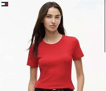 adidas şort: Qadın T‑şörtü – qısaqol, klassik fason - Rəng: parlaq qırmızı - Yaxa — 1