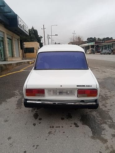 Lada 2107 sedan - Kuzov: ağ rəng, klassik 2107 arxa optikalar və xrom