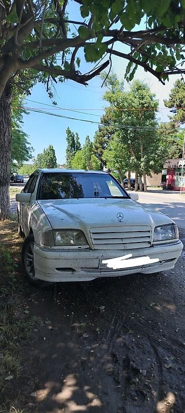 tesla model s: Mercedes-Benz C-Class: 1.8 l | 1994 il Sedan — 1