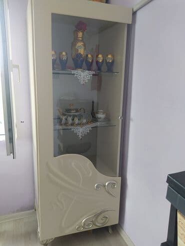 Şüşəli dolab vitrini