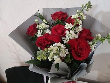 hediyelik guller: Qırmızı güllər Qizilgul(7ədəd tebii) və ağ sezon çiçəklərindən ibarət — 1