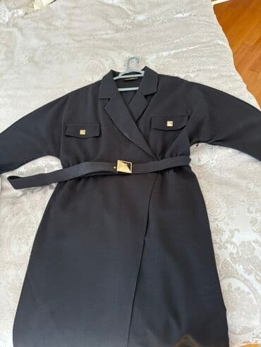 Qara rəngli qadın paltari - Klassik dizayn: V-yaxa, qatlanan şaxtalı