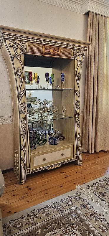 Klassik üslubda vitrin şkaf Material: Möhkəm ağac malaziya istehsal lalafo.az -da Klassik üslubda vitrin şkaf Material: Möhkəm ağac malaziya istehsal