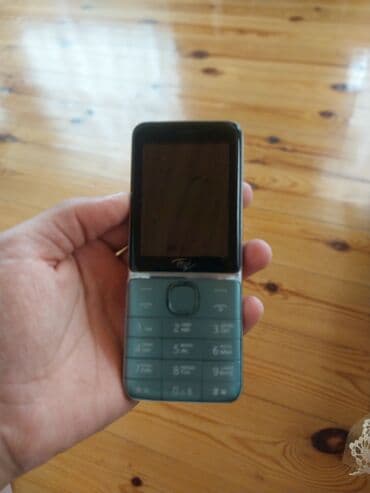 telefonlar redmi: Itel brendinin düyməli mobil telefonu, tünd yaşıl rəngdə. Telefonun ön — 1