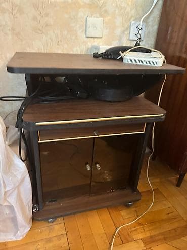 ikinci el gence: İşlənmiş, Düz TV altlığı, Polkalı, Şüşəli — 1