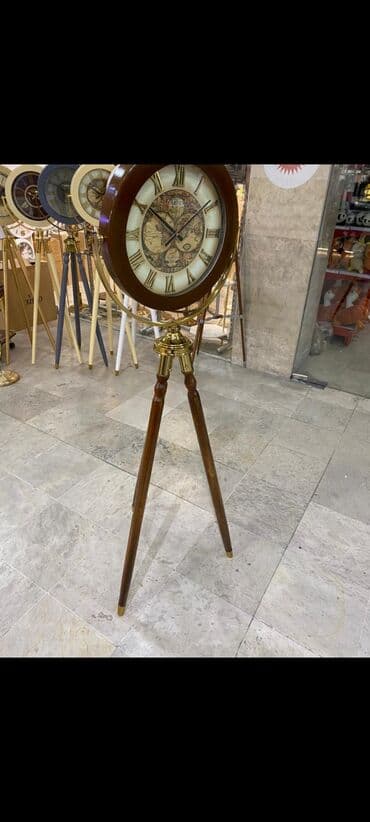 dünya xəritəsi: Retro üslubda hazırlanmış, qəhvəyi rəngli taxta və qızılı metal — 1