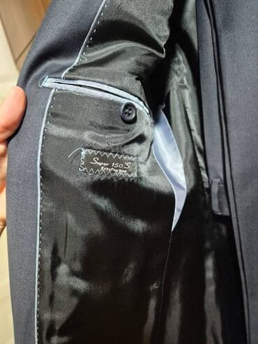 kişi ucun klassik qara kostyum: Kostyum Brend: Angelo Marco Tərkibi: 90% yun, 10% polyester Rəng kodu — 3