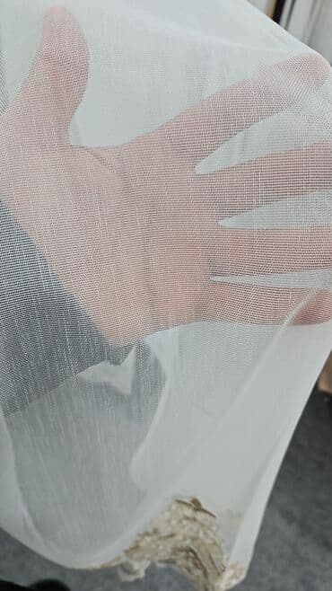 sadə pərdələr: Ağ, şəffaf tül pərdə, otağa zəriflik və işıq qatır. Yüngül toxuması — 7