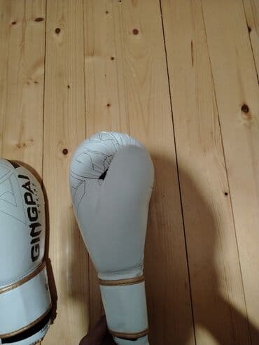 boks elcekleri: Ağ rəngdə "GINGPAI BOXING" brendinin boks əlcəkləri, məşq və ya döyüş — 6