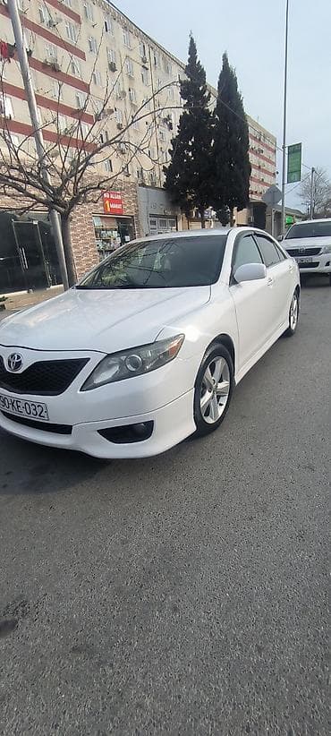 Avtomobil alışı: Toyota Camry – ağ rəng, sedan, 4 qapı. Xarici görünüş: xrom detal və — 3
