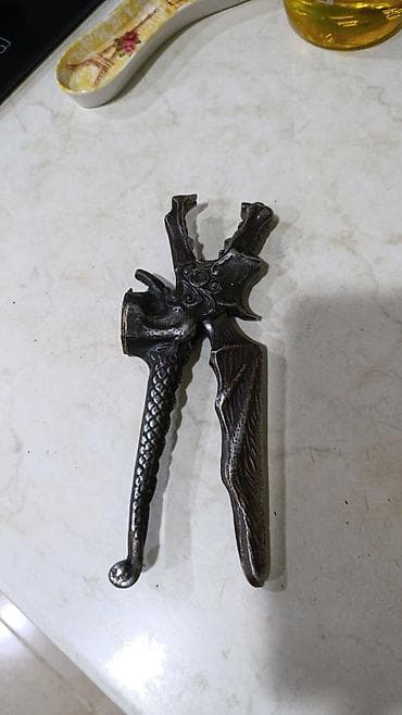 qedimi kasa: Mis ərintisindən hazırlanmış dekorativ kəsici/maşa tipli alət. Qədim — 1