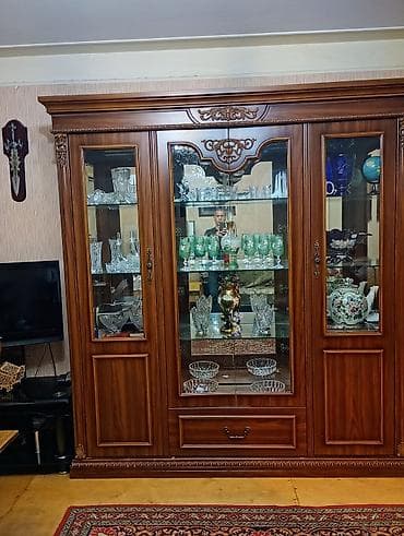 Klassik üslubda iri vitrin-dolab və iki gözü olan paslanmaz polad