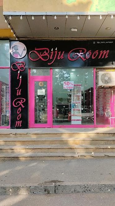 Avadanlığın icarəsi: Əla vəziyyətdədir Mağazanın reklamı,mebeli, aksesuarlari.Qiymetde — 1