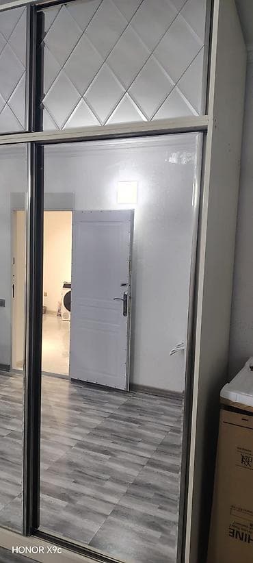 Güzgülü sürgülü qapılı şkaf - Ön tərəf: tam boy güzgü panellər –