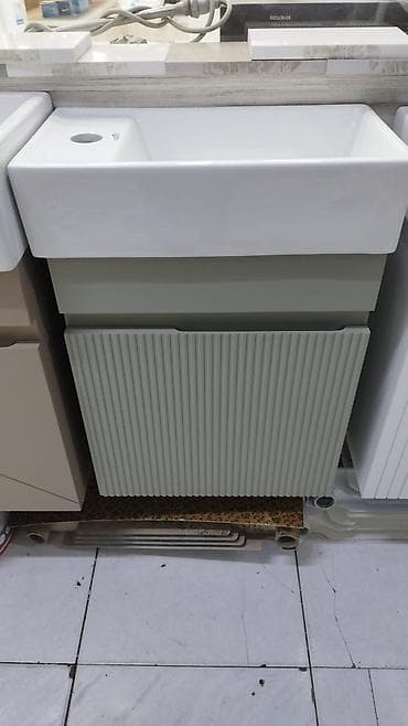 Rəhbli lavabo və şkaf dəsti - Üst hissə: ağ keramika lavabo, sağ