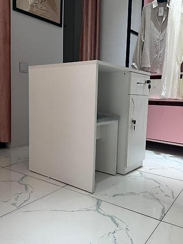 bərbər masası: Ağ rəngli kompakt iş masası və taburet - Material: laminat/MDFlam — 2