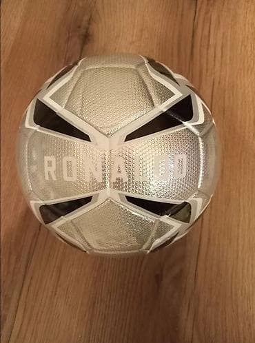 ronaldo real madrid forması: Məhsul: Futbol topu – “RONALDO/CR7” temalı Xüsusiyyətlər: - Dizayn — 4