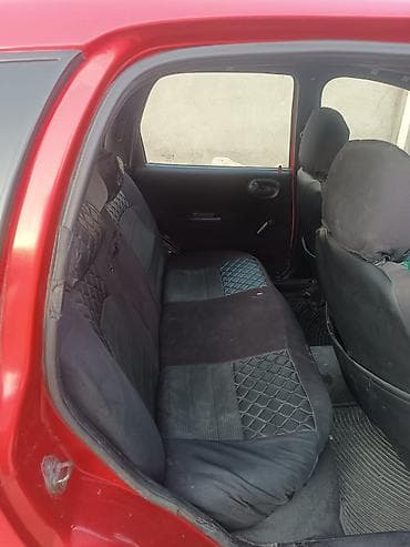 ferrari satilir: Qırmızı rəngli şəhər avtomobili – 5 qapılı hatchback. otur sur — 3