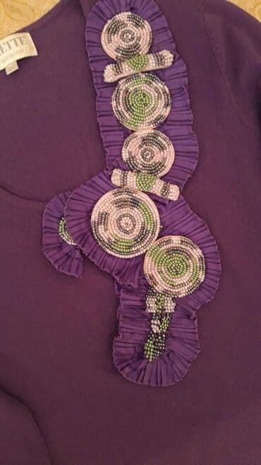 biserli koynekler: Benovşeyi rengde biserli gullerle işlemeli kofta. L-XL razmer, demek — 2