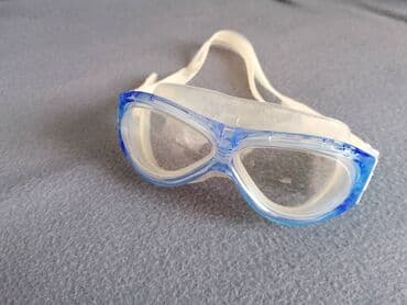 uzguculuk eynəyi: Üzgüçülük eyneyi. Istifade olunub. Şəkildə gördüyünüz vəziyyətdədir — 4