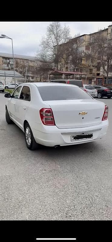 chevrolet cobalt: Chevrolet Cobalt sedan – ağ rəng, 4 qapı, şəhər və tras üçün qənaətcil — 3