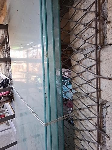 1 kisə sement: Şüşədən tükən qapıları.2 cütdür.Heç bir Heç bir yerində sınıq çatlaq — 9