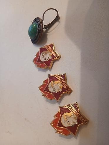 kaffa sırğalar: Məhsul: Sovet dövrünə aid 3 ədəd “Пионерия” (Pioner) nişanı və vintli — 2