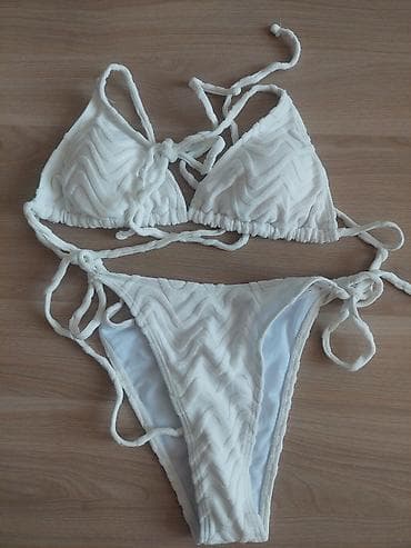 hovuz geyimleri: Ağ rəngli iki hissəli bikini dəsti. - Model: üçbucaq kəsimli üst və — 1