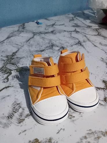 Uşaq ayaqqabısı – narıncı rəngli, yumşaq parça materialdan