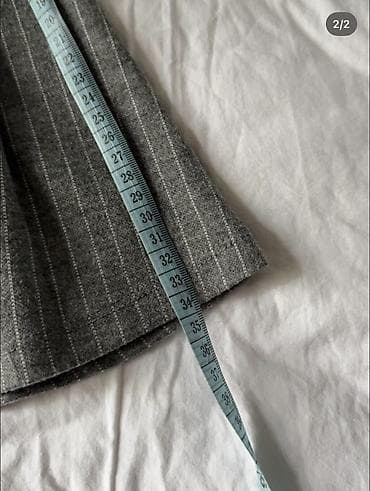 mini geyim: Boz rəngli plisəli ətək - Dizayn: Yüksək bel hissəli, geniş plisələr — 2