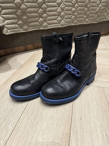 Makasin və loferlər: Qara dəridən hazırlanan qısa booti - Dizayn: Ön hissədə dekorativ iri — 2