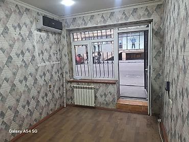 boyuk canta: Arendaya verilən küçəvitrenli obyekt - Yol kənarında, piyada axınının — 8