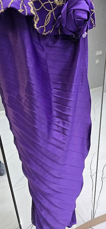 Bənövşəyi rəngdə, zərli və payetli üst hissəyə sahib ziyafət/libas. - — 10