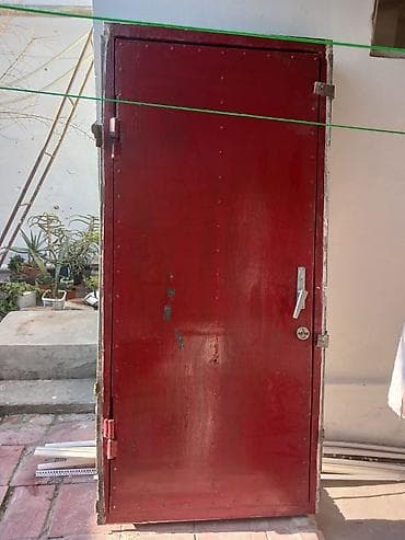Metall qapı – qırmızı rəngdə, xarici və ya daxili istifadə üçün lalafo.az -da Metall qapı – qırmızı rəngdə, xarici və ya daxili istifadə üçün