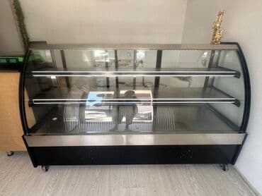 Salat/vitrin soyuducusu - Qabarıq ön şüşəli, üçsəviyyəli displey