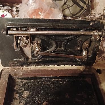 model maşınlar: Antik tikiş maşını – dekorativ ornamentli, çuqun gövdəli, mexaniki — 2