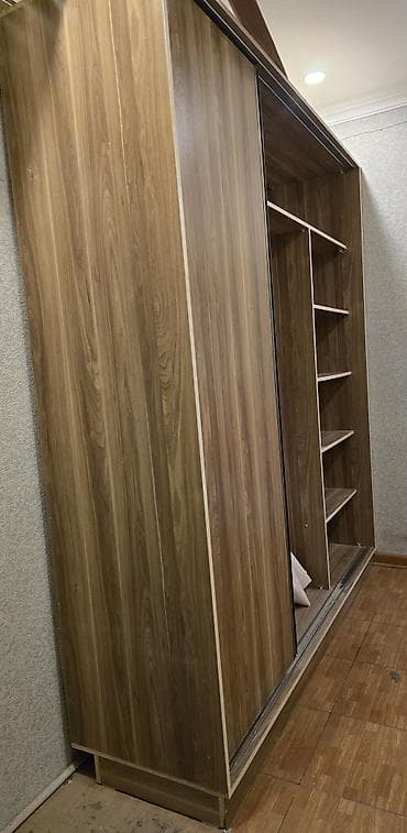 hamam dolabi: Sürgülü qapılı dolab – təbii ağac naxışlı, isti qəhvəyi tonlarda — 1