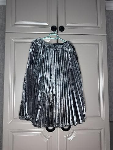 Gümüşü-metallik effektli pliseli ətək - Rəng: gümüşü/boz, işığı tutub