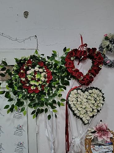 Maşın bəzəkləri yaninda qapı gülləri var Çox az işlənib dükan baglanır