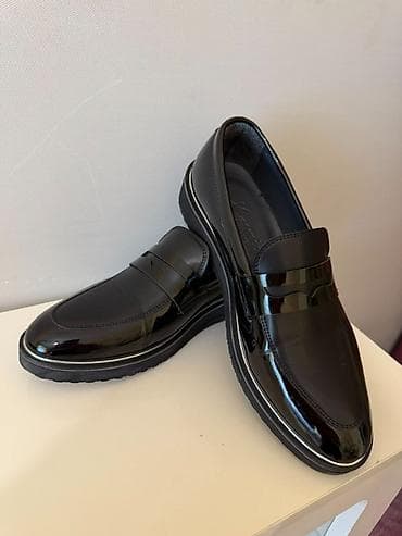 Qara laklı loafer ayaqqabı - Klasik penny loafer dizaynı: üst hissədə — 2